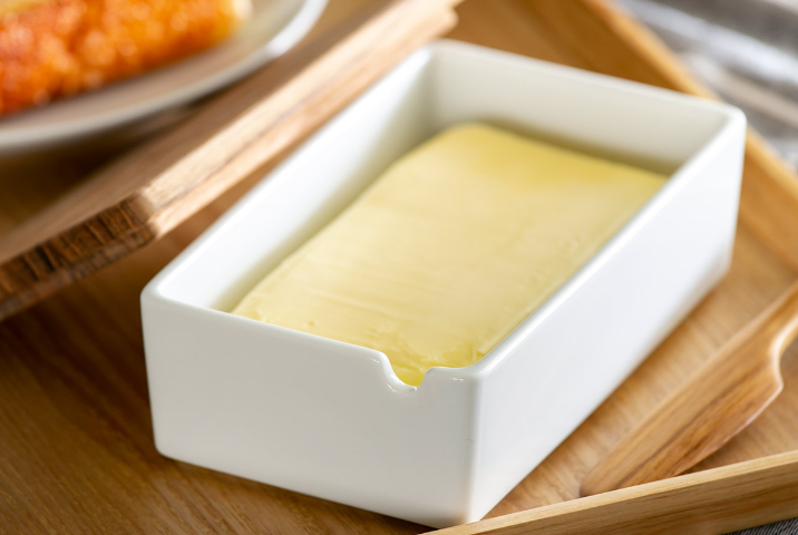 <p>木フタは天然のチーク材。水に強いので冷蔵庫に入れっぱなしでも結露でカビる心配なし。木蓋の裏側は平らなので、カッティングボードのようにバターを切ることもできます。</p>
