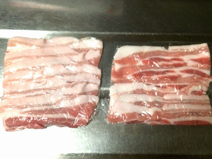 ラップで包んだ豚の薄切り肉