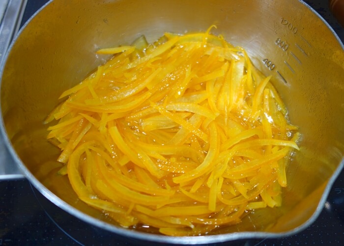 オレンジの皮をシロップで煮る