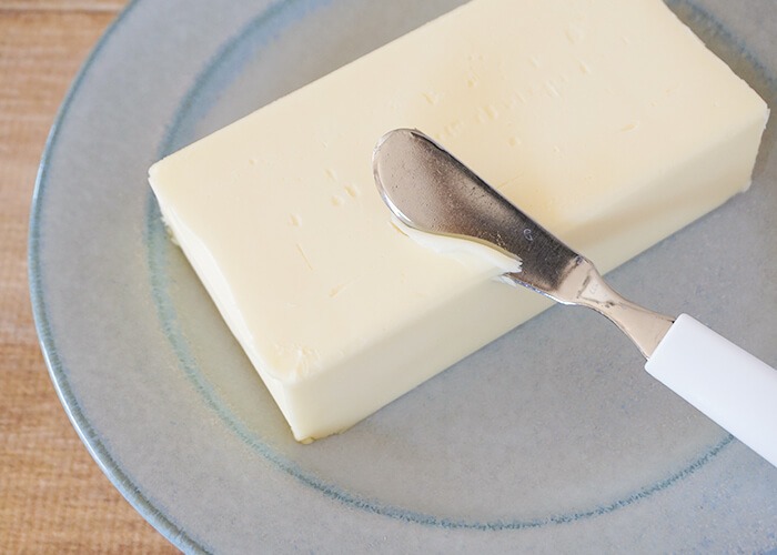 刃先が丸いタイプのバターナイフでバターを削ったところ