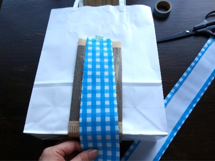 包装紙を重ねて紙袋を補強する