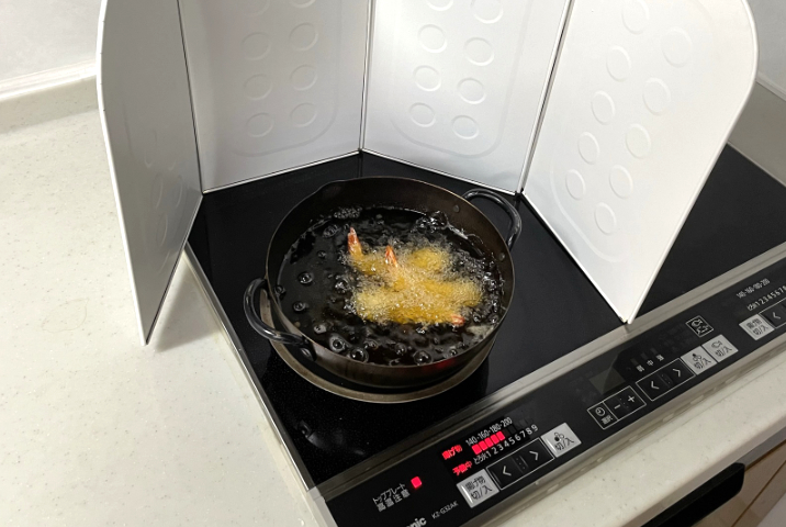 <p>惣菜コーナーで家族分の揚げ物を買うと高くなるので、鶏肉が安いときに買って冷凍して、メニューに困ったときは解凍して揚げてます。</p>
<p>いつも同じ「からあげ粉」を使っているので、味の調整がいらないのも楽。</p>