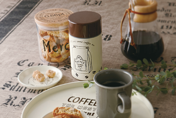 <p><strong>茶筒 大 coffee tea</strong><br />
中身が一目で分かるイラスト付きの保存缶。手書き風のかわいいデザインで、そのままテーブルにおいてカフェタイムを楽しめます。中ブタ付きで密閉できるのでコーヒー豆の保存に最適です。</p>
