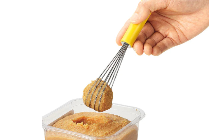 <p><strong>「かるラク」みそマドラー</strong><br />
お手入れ簡単なステンレス製のマドラーです。ハンドル部分に色が付いているため扱いやすく、溶き卵やドレッシングを混ぜる際にも活躍します。</p>
