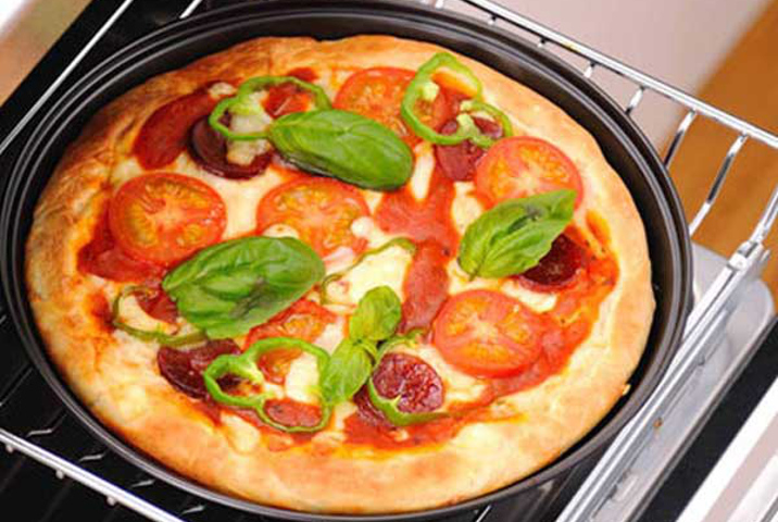 <p>魚焼きグリルで自家製ピザを作ることができるアイテム。取っ手がないミニマムな設計とフッ素加工でお手入れラクラク。ピザだけでなく、魚や餅、野菜を焼くのにも活躍します。</p>
