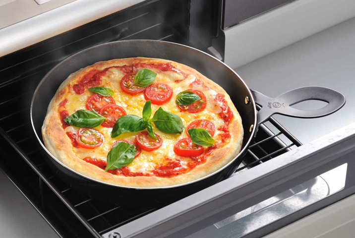 <p><strong>「leye レイエ」グリルピザプレート</strong><br />
魚焼きグリルを使えばお店の石窯に近い温度で調理が可能。パリッとふっくらおいしいピザに仕上がります。かわいいフォルムでそのまま食卓に出しても素敵。カンタンピザと時短メニューのイラストレシピ付きです。</p>
