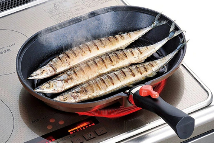 <p><strong>着脱式ハンドルオーバルパン</strong><br />
ワイドな楕円形で魚を丸ごと焼けるグリルパンです。サンマが一気に3尾焼けるサイズ。肉や野菜もこんがり焼き目を付けて調理できます。ハンドルが取り外せるので魚焼きグリルに入れて焼き上げてもOK。収納時もコンパクトに片付きます。</p>
