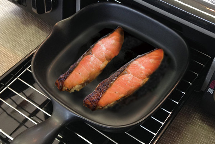 <p><strong>角型グリルパン 万古焼</strong><br />
食材の旨味を逃がさずにじっくり加熱できる万古焼（ばんこやき）のトレー。魚の切り身などが並べてのせやすい角型です。取っ手付きで扱いやすく、ガス火やオーブン、電子レンジでも便利に使えます。</p>
