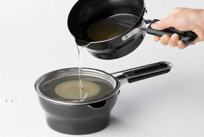 <p><strong>鉄製W揚げ鍋16cm</strong><br />
揚げ鍋がそのままオイルポットとして使える天ぷら鍋です。揚げ終わった油は活性炭でキレイにこして、付に使う時は下の鍋をそのまま天ぷら鍋として使えます。鍋をフタとして重ね、省スペースに収納できます。</p>
