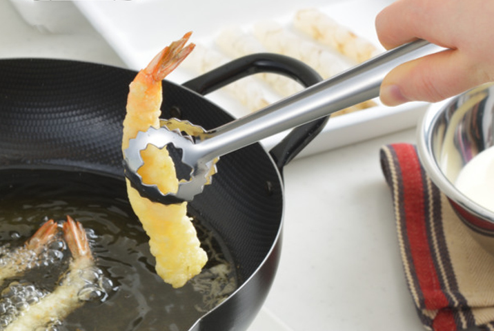 <p><strong>「料理のいろは」天ぷらトング</strong><br />
天ぷらなどをしっかりと挟んで取り出せるトングです。真ん中の穴でしっかり油が切れてカラッと仕上がります。持ち手が長めなので、油ハネなどを気にせずに安心して食材を取り出せます。</p>

