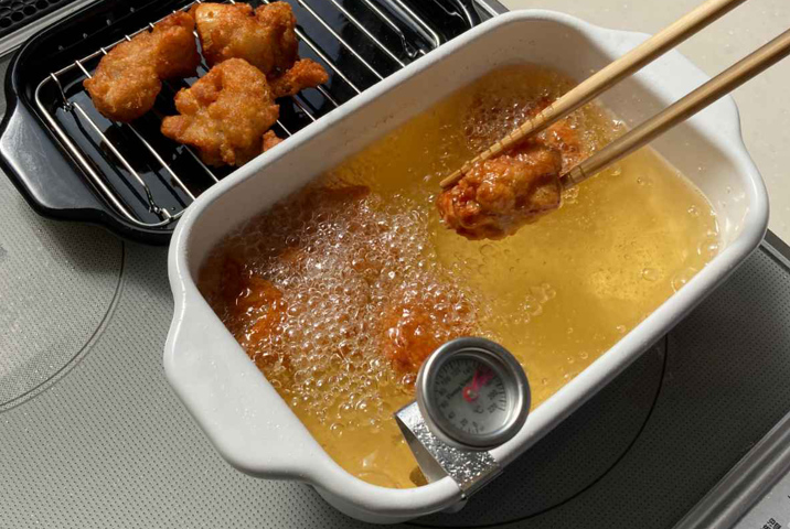 <p><strong>富士ホーロー 角型天ぷら鍋</strong><br />
スリムな角型でおしゃれな白いホーロー製の天ぷら鍋です。しっかり深さがあるから油ハネが少なく、鍋が白いので食材が見やすく揚げ具合も分かりやすいです。揚げ物調理に便利なバットと揚げ網、温度計が付属。油の移し替えは、鍋のコーナーが注ぎ口代わりになるので上手に注げます。</p>

