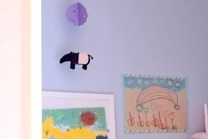 子どもの絵を壁に展示しながら保管