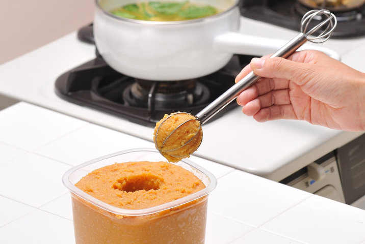 <p><strong>「leye レイエ」計量みそマドラー</strong><br />
食洗器対応のみそマドラー。両端に大小2つの取り玉がついており、場合に応じて使い分けることができます。また、小さな泡立て器としても</p>
