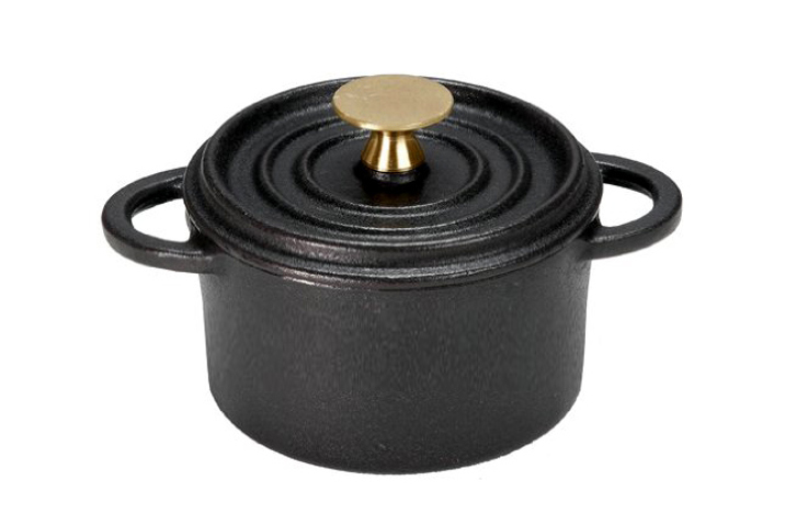 <p><strong>ココット鍋</strong><br />
鉄鋳物で保温性に優れ、料理をアツアツのまま食卓に出せます。鍋としても器としても使えて便利。料理と一緒に手軽に鉄分補給が可能です。1人分の料理に最適なサイズです。</p>
