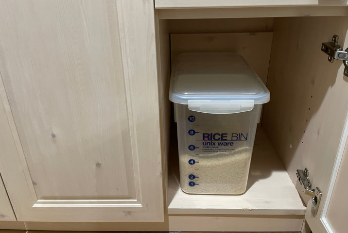 食器棚に米を保存