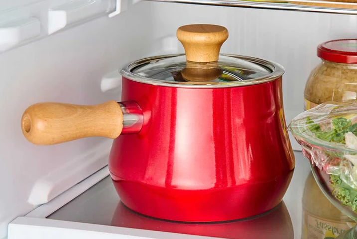 <p><strong> D&S マルチポット</strong><br />
柄が下向きではなく水平についているタイプ。鍋で沸かしたお湯をカップに注いだり、鍋の中身を移し替えたりするときも普通の鍋のようにラクに注ぐことができます。柄が短いので冷蔵庫に入れるときもコンパクト。1人分の袋麺がすっぽり入るサイズで、軽食やひとりランチにぴったりです。</p>
