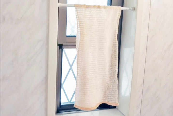 お風呂のタオルを窓辺で乾燥させながら収納