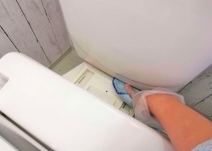 トイレ大掃除で便器を掃除