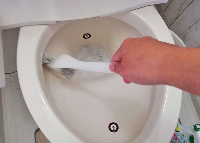 トイレ大掃除で便器を掃除