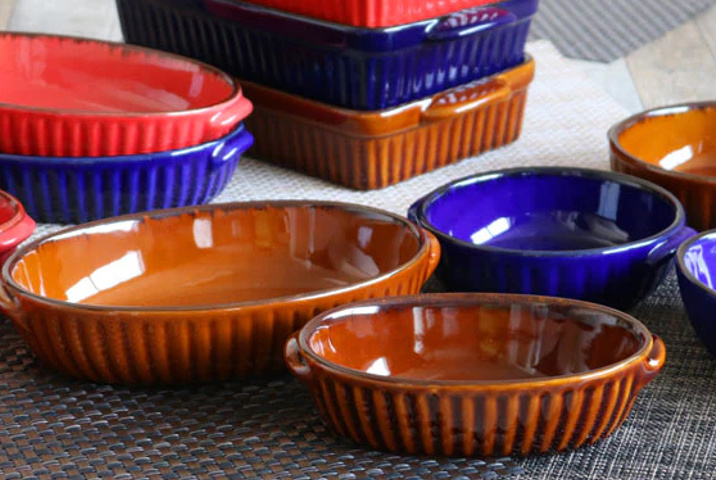 <p>ほっこりと温かみのある色合いのグラタン皿を選びたい場合は陶器製がおすすめです。<br />
ほどよい厚みもあり、<strong>冷めにくく丈夫な作りであることもうれしいポイント</strong>。<br />
どっしりと安定感のある陶器製なら、お好みの色・デザインの商品を見つけやすいのではないでしょうか。</p>
