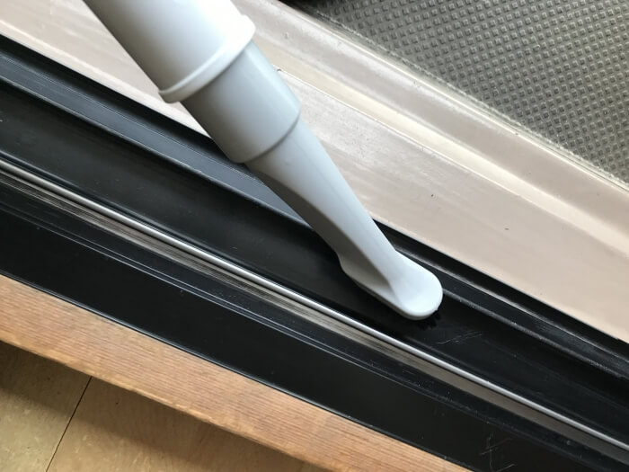 窓枠の隙間掃除には、掃除機のブラシ付きノズルが便利