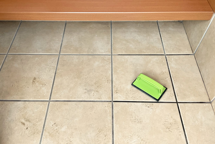 <p>玄関の床は、「玄関タイルブラシ」を使うと掃除が簡単。ブラシの裏面をぬらして玄関床をこすると……</p>
