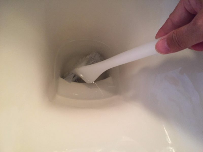 マーナの「スリムブラシ」でトイレ内の水たまりを掃除したら