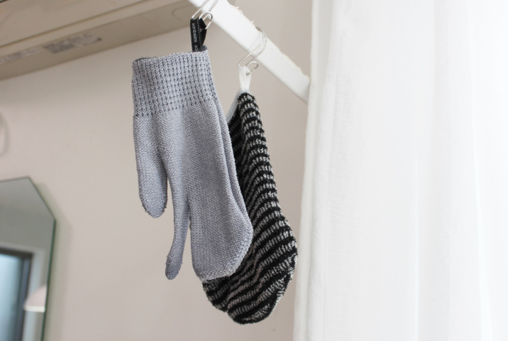 和歌山生まれの手袋たわしと100均の浴槽洗いグローブの乾きやすさを比較