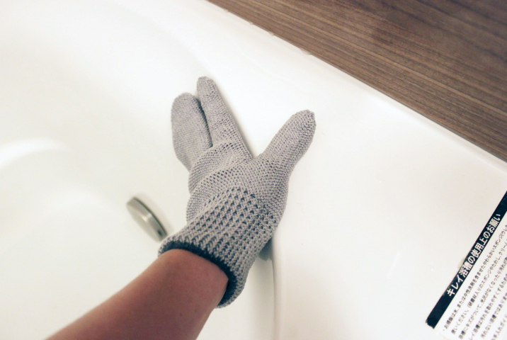 「和歌山生まれの手袋たわし」で浴槽を洗ってみる