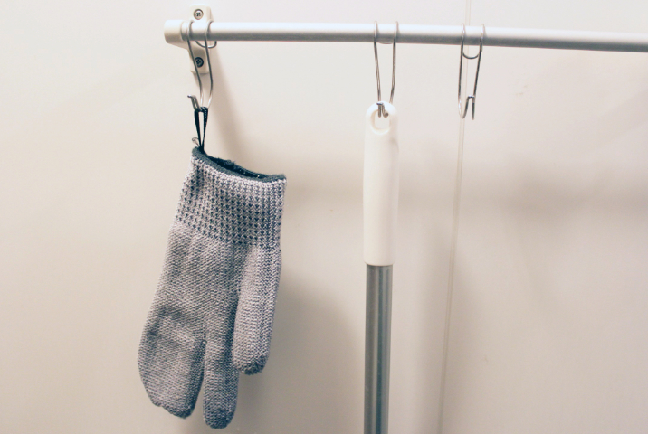 和歌山生まれの手袋たわしを浴槽洗いに使う