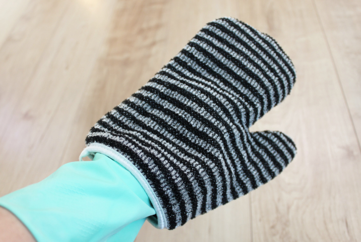 和歌山生まれの手袋たわしと100均の浴槽洗いグローブのフィット感を比較