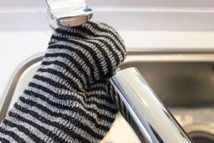 和歌山生まれの手袋たわしと100均の浴槽洗いグローブの使いやすさを比較