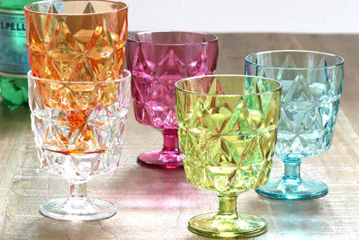 <p><strong>キントー KINTO「トリア」ワイングラス</strong><br />
光を反射してキラキラと輝く、レトロな印象のプレスガラス風ワイングラス。<br />
軽くて割れにくいため、大勢が集まるホームパーティーにもおすすめです。</p>
