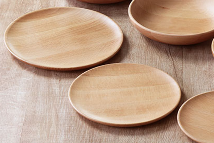 <p><strong>「MUTE」プレートディッシュ</strong><br />
ワンプレートランチにおすすめの木製プレート。メインやサラダ、スープを盛り付けるだけでおしゃれな一皿が完成します。同じシリーズで違うサイズや形違いをそろえておけば統一感のあるテーブルに。</p>
