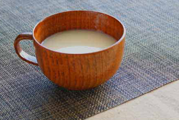 <p><strong>スープカップ 漆 320ml</strong><br />
木製なのでカップの表面が熱くなりにくく、飲み物は温かいままキープしてくれます。天然木に漆塗りが施され、使うほど手になじんで味わいの増し長く愛用できる逸品。</p>
