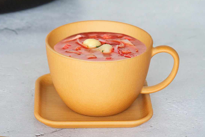 <p><strong>「Nhhome」スープカップ 450ml</strong><br />
軽くて汚れが付きにくい樹脂製のカップ。和食のテーブルやカフェ風の演出にぴったりの木目調です。たっぷり入るサイズなので具だくさんのスープやお味噌汁に最適。</p>
