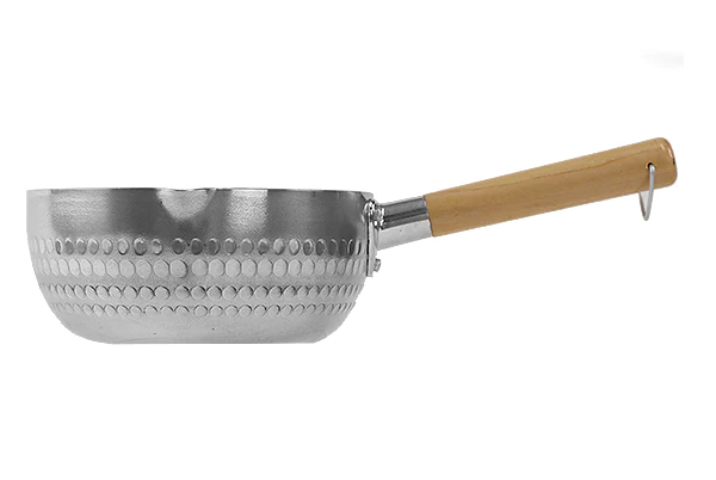 <p><b>雪平鍋</b><br />
日本料理の基本、下ごしらえをはじめ、煮物や出汁をつくる時などにも最適な雪平鍋です。<br />
厚さ約2.2mmの厚板アルミを使用しているため、丈夫で長持ち。<br />
ぬくもりの伝わる木製ハンドルでぬれた手でも滑りにくく、手によくなじみます。</p>
