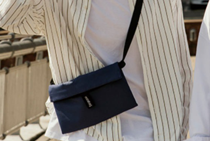 <p><b>「Notabag/ノットアバッグ」Crossbody</b><br />
サコッシュ・ウエストバッグ・ショルダートートの3wayで使えるミニバッグ。普段はコンパクトに、荷物が増えた時はスナップボタンを外して、収納力を2倍以上に増やすことができます。バッグの記事とストラップにはリサイクル素材を採用。</p>
