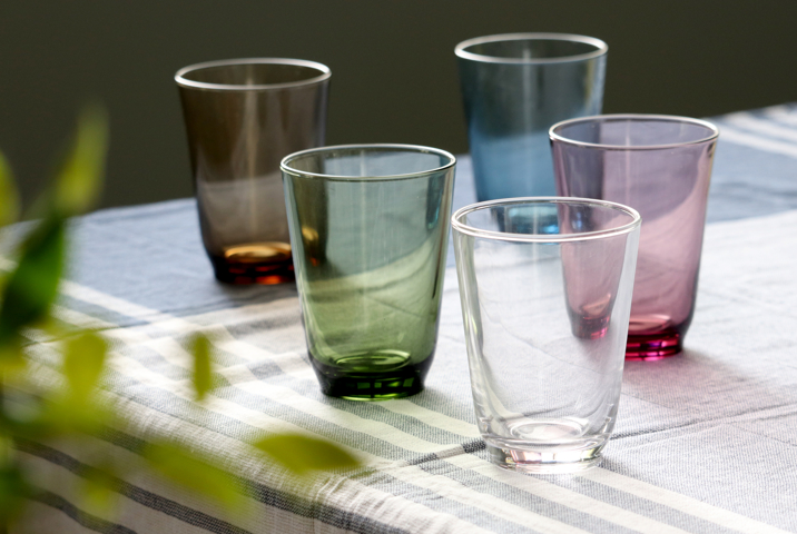<p><b>キントー KINTO「HIBI」グラス 350ml</b><br />
透き通るような透明感と、鮮やかなノスタルジックカラー。シンプル、それでいて存在感を感じる佇まいが、食卓にほどよく彩を添えてくれます。</p>
