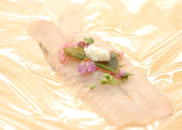 サクラの手まり寿司を作るのに白身魚や穂紫蘇などをのせる