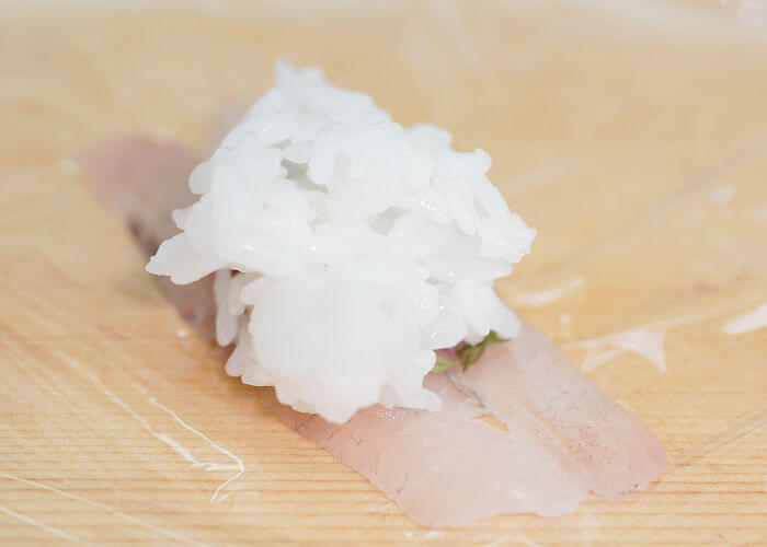 手まり寿司の丸め方3.酢飯をのせる