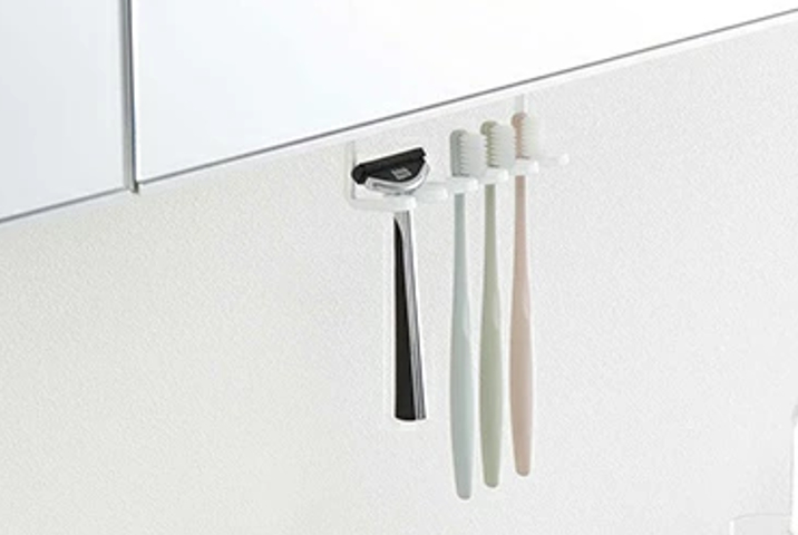 <p><strong>デッドスペースに空中収納</strong><br />
洗面所の吊戸棚に挟むだけで設置できる歯ブラシホルダー。ミラーと洗面台の間の空間を有効活用。歯ブラシだけでなく、シェーバーや電動歯ブラシの先端の収納もできます。</p>
