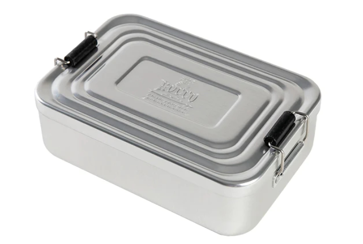 <p><b>ROCCO AL Lunch Box（ 850ml）</b><br />
メンズライクなアルミ製のお弁当箱。両側を留め具でしっかりとロックできるので、持ち運ぶときも安心です。フタとパッキンは一体型で、汁もれしにくくなっています。</p>
