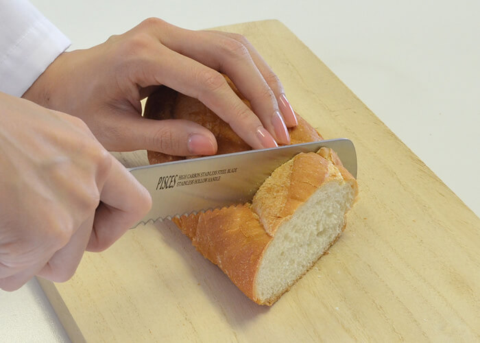 波刃の包丁でパンを切る