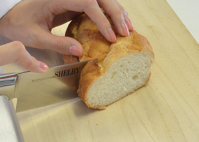 平刃の包丁でパンを切る