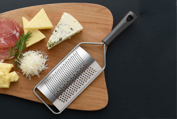<p>スタンダードタイプとは、平面状や棒状になっているチーズグレーターのことを言います。持ち手をもってチーズを押し当てて使うシンプルさでお手入れのしやすさは抜群です。</p>

