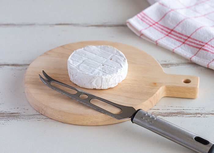 <p>特に穴あきタイプの一種「オメガナイフ」は、刃がのこぎり状になっているので、やわらかいチーズのカタチを崩さずにカット可能。さらに、ハード系チーズも切りやすい万能なチーズナイフ。1本目のチーズナイフとしておすすめです。</p>
