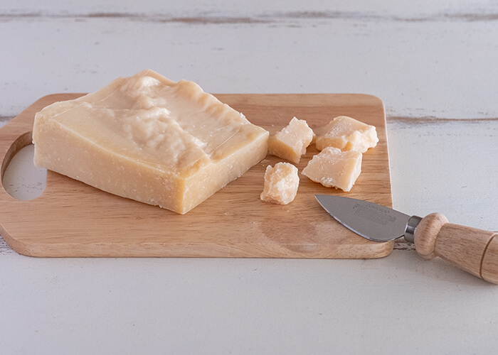 ハードタイプのチーズを切るのに向いているパルミジャーノ・レッジャーノ・ナイフ