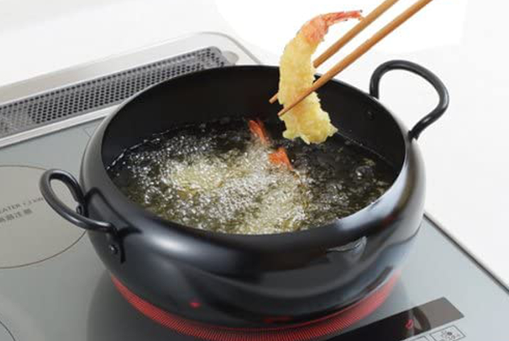 <p>油ハネをガードしてくれるドーム型天ぷら鍋。26㎝の大きめサイズでしかも保温を保てるふた付きで温度が下がりにくい設計。注ぎ口がついているのでオイルポットへの移し変えもラクラク。</p>
