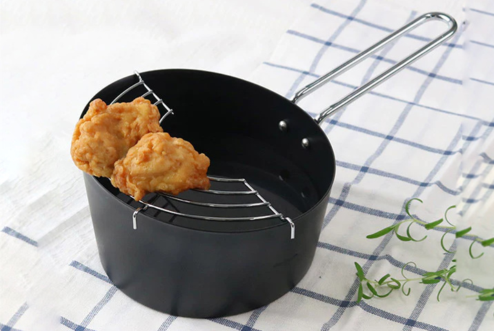 <p>小さいながら楕円型なので、細長い食材も上げやすい天ぷら鍋。伝導率が高い鉄製ながら、内側はフッ素加工されているので、お手入れがしやすいのも◎。</p>
